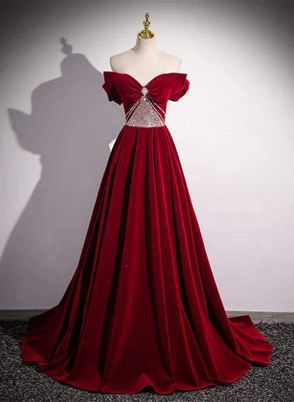 Vestido de fiesta largo de terciopelo con cuentas y hombros descubiertos en color rojo vino
